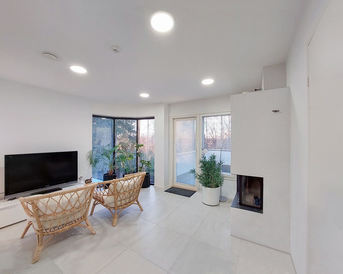 The curved lines of the fireplace room are well suited to the Paneeli200 luminaires. ©LedStore