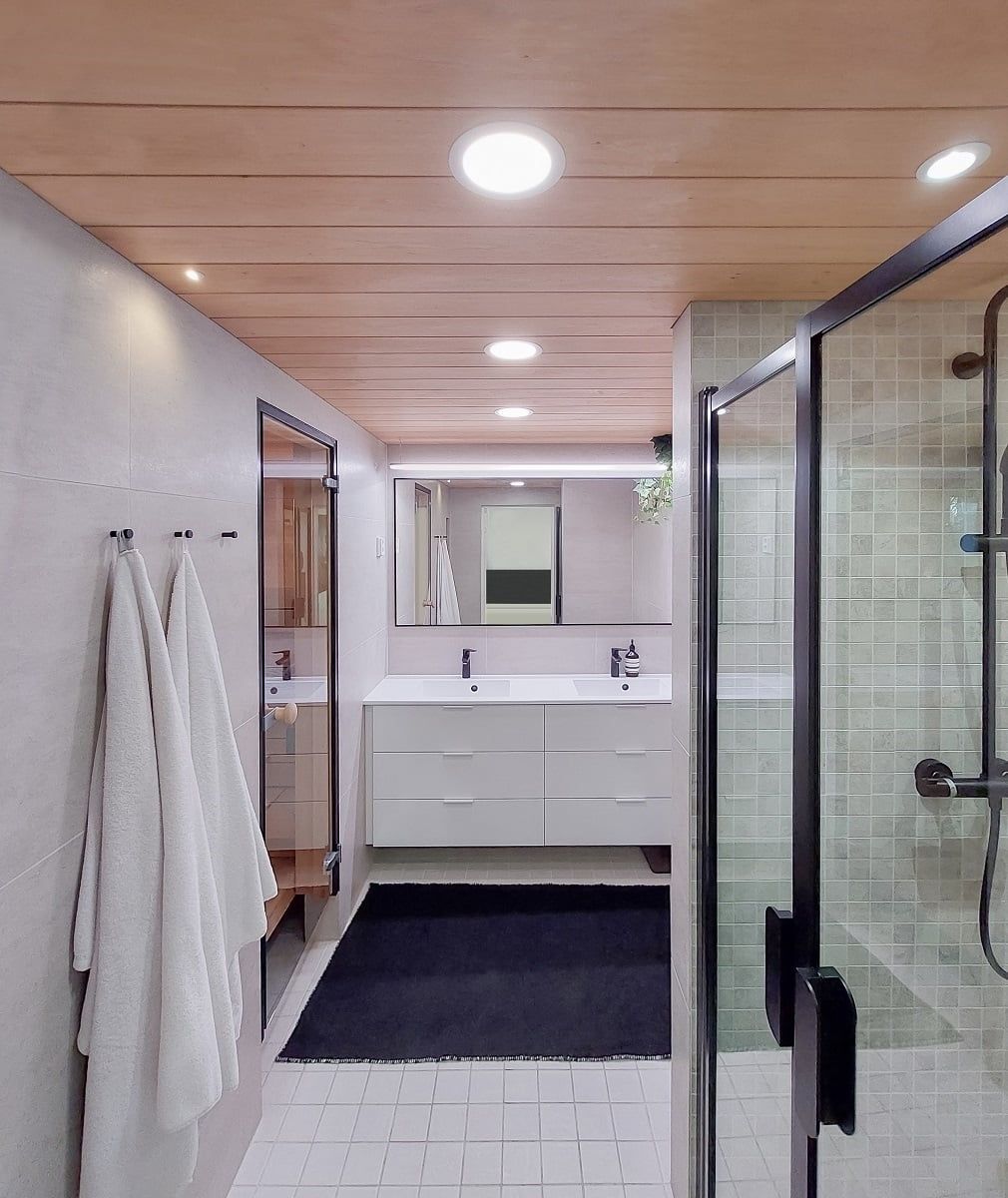 Versatile bathroom lighting. Larger plafonds for general lighting, LED strip light mounted on wires above the mirror, spotlight in the shower recess. ©LedStore
