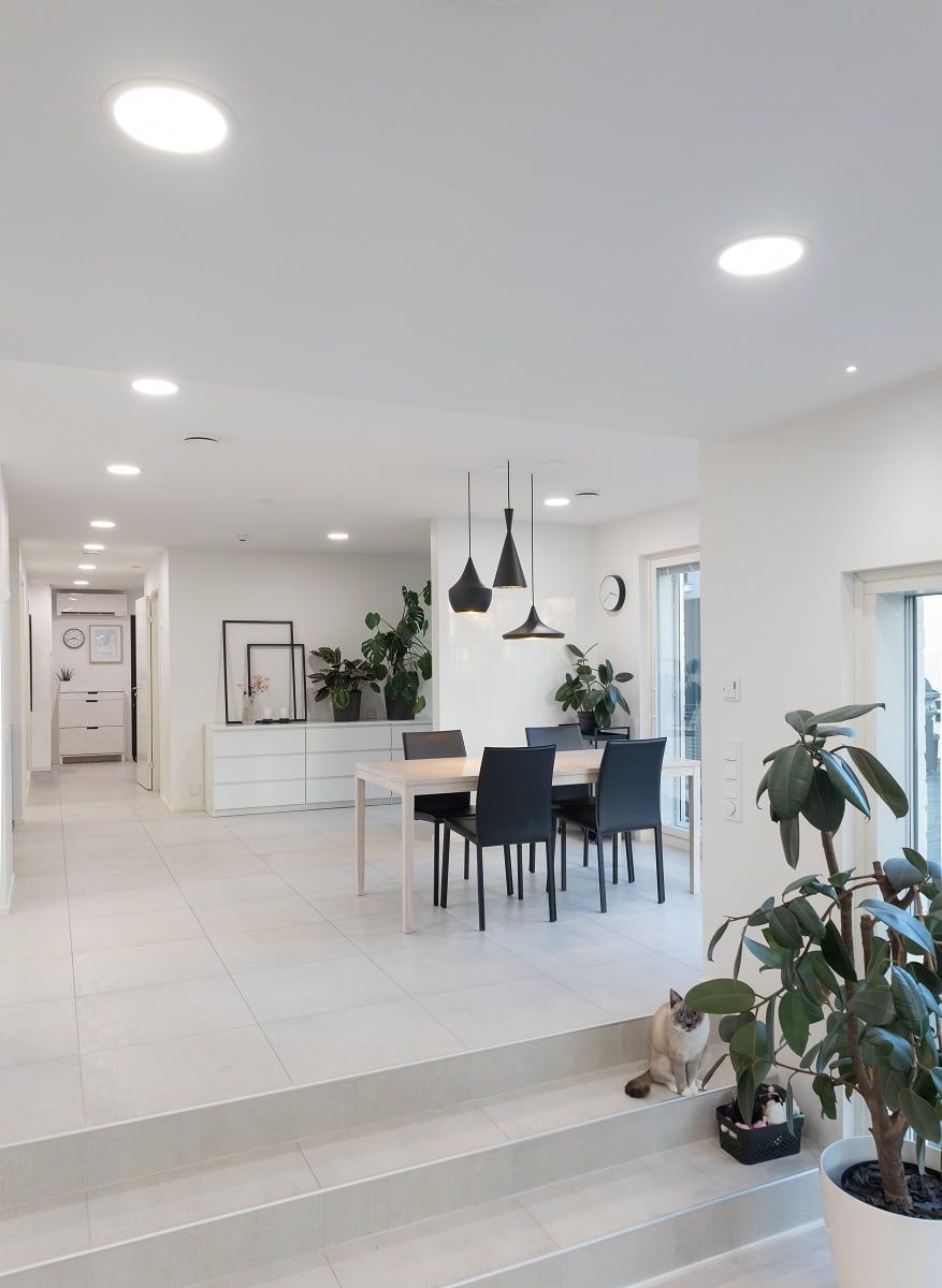 The overall appearance of the downstairs lighting is annoyingly flat due to the linear arrangement of the light fixtures. ©LedStore