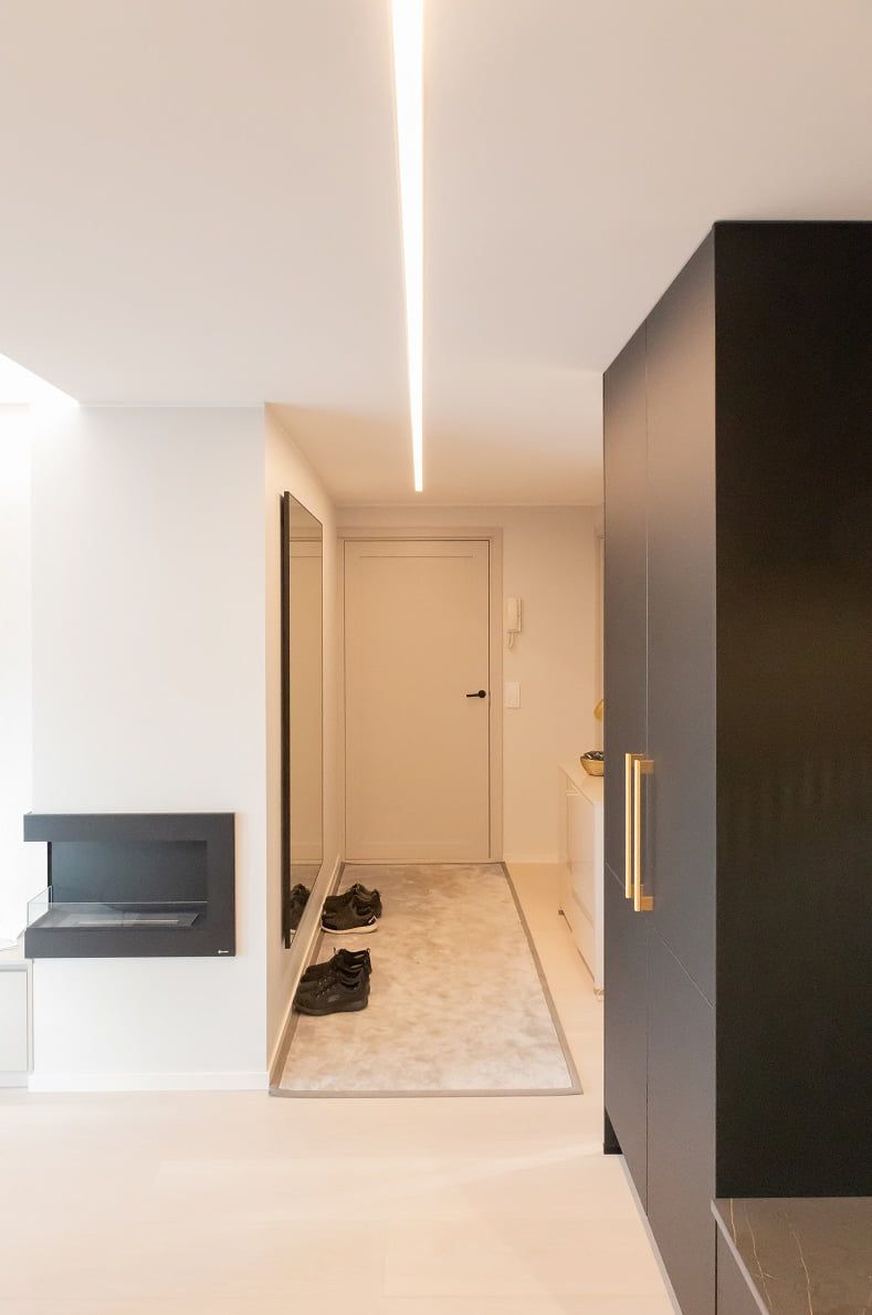 The linear LED strip lighting in the hallway is colour temperature adjustable, the picture shows a warm light. © LedStore