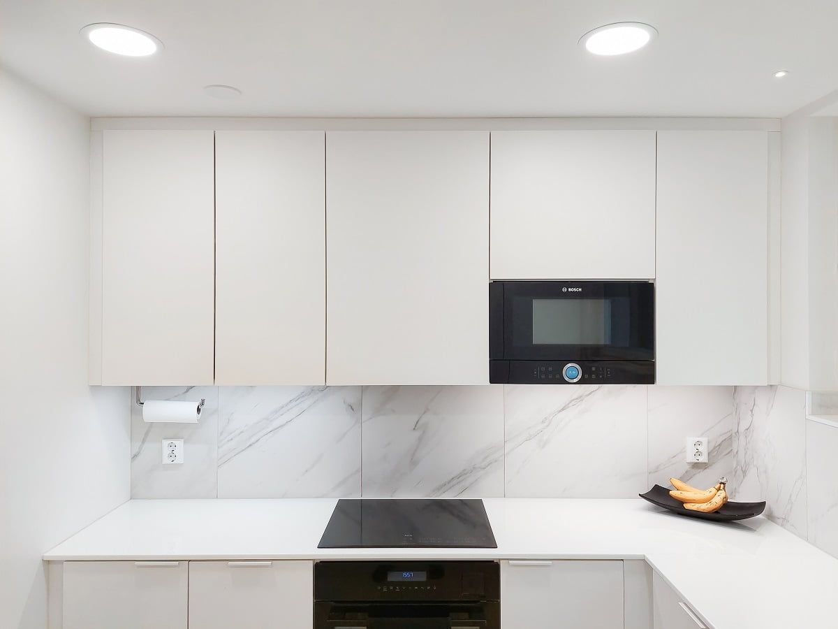 Plafond200 with a smooth opening for general lighting. Task lighting with the same 4000K neutral light. ©LedStore