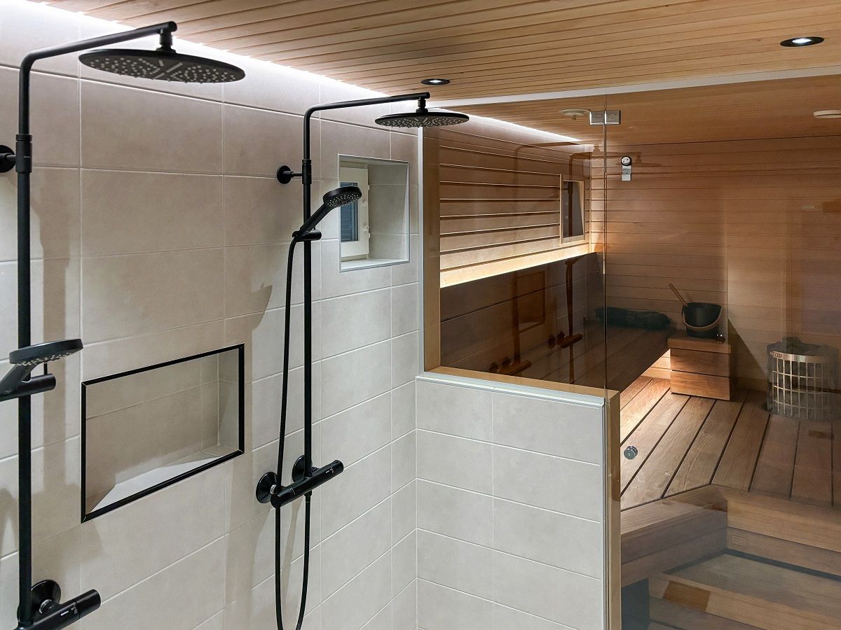 When it comes to bathroom and sauna lighting, it's important to make the bathroom dim enough when taking a sauna. For the steam room, warm-toned LED strips have been chosen behind the backrest and under the seat. © LedStore.fi
