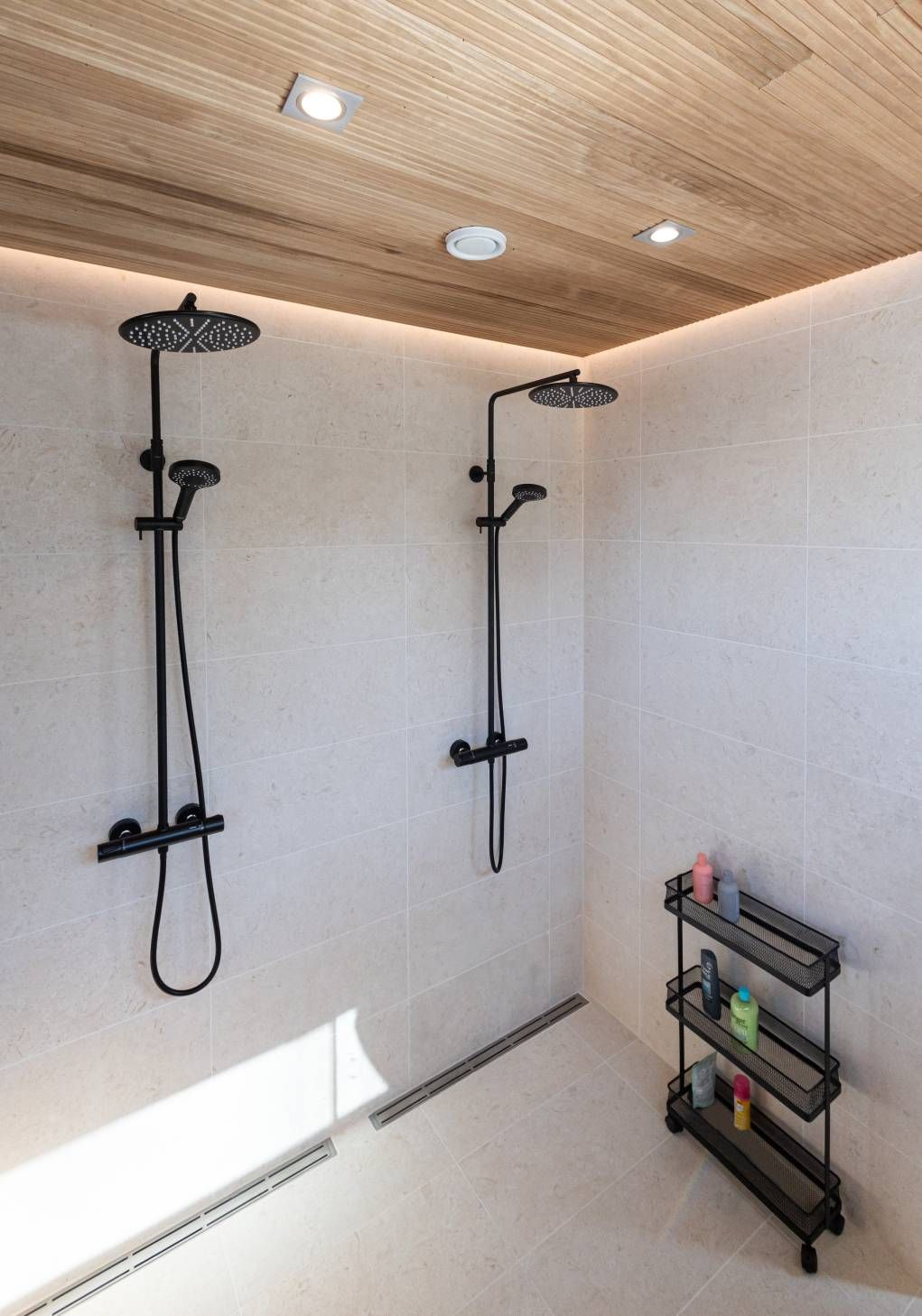 4 Spots symmetrically composed with showers LedStorefi