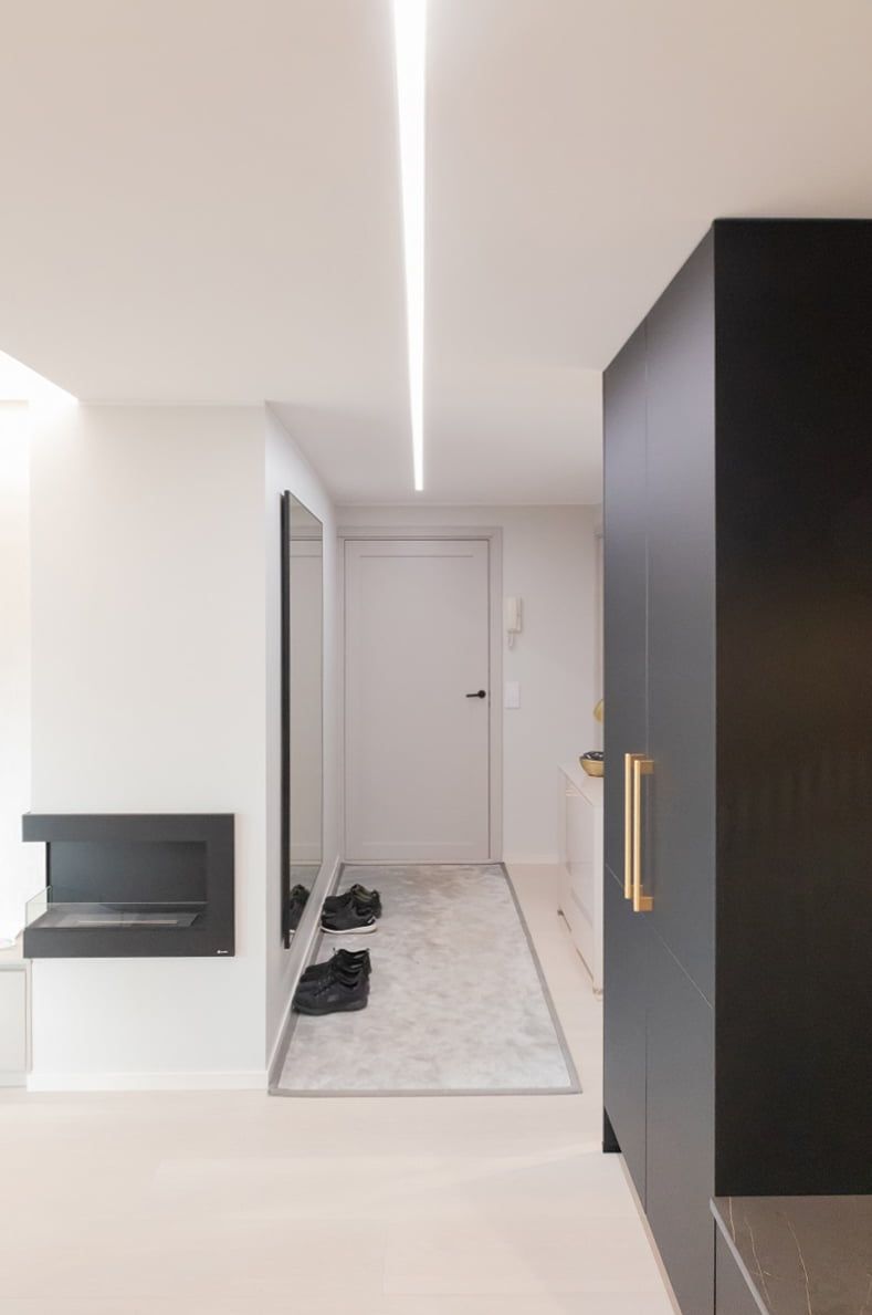 The linear LED strip lighting in the hallway is colour temperature adjustable, the light in the picture is neutral. © LedStore