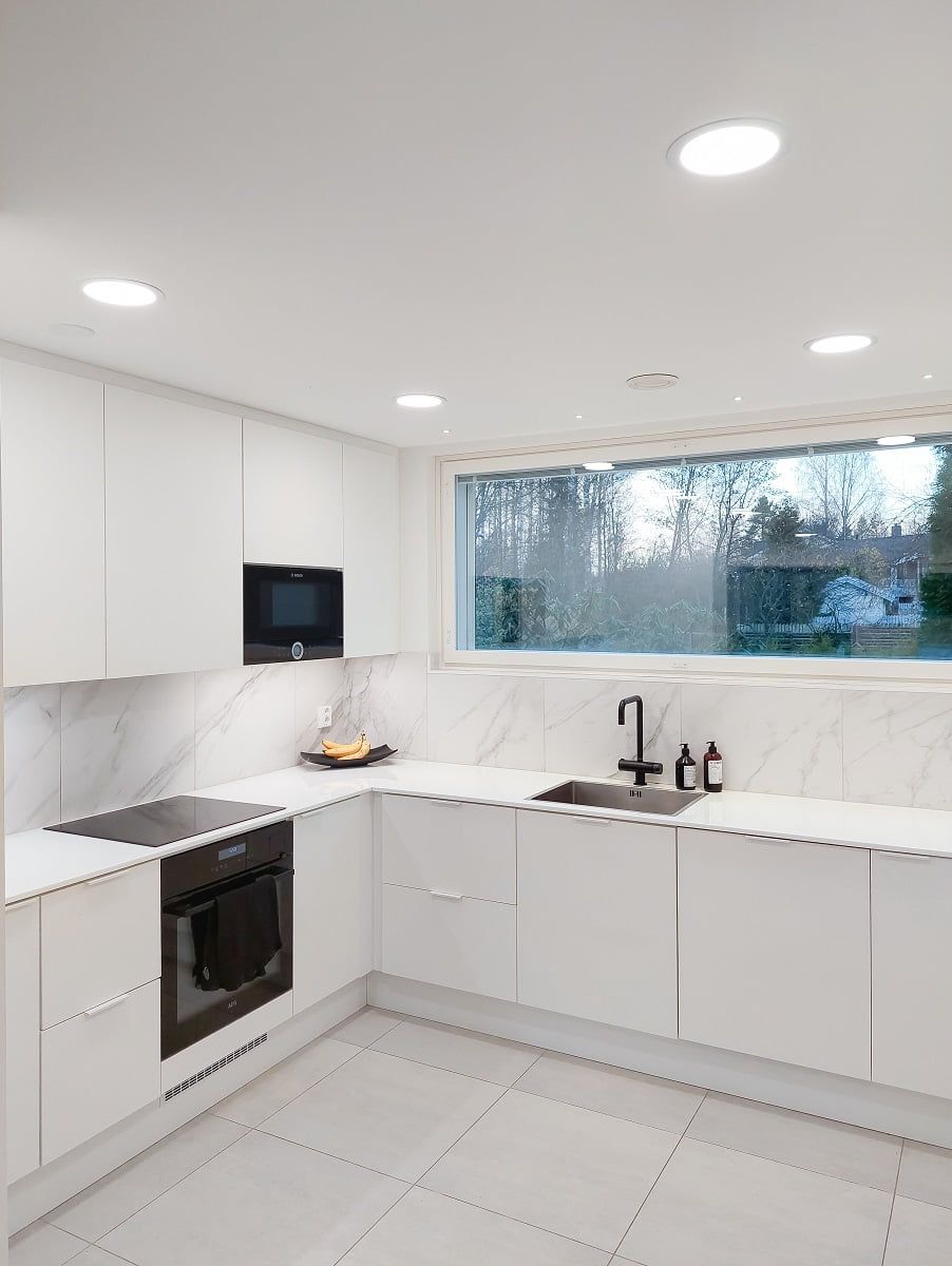 The general lighting in the kitchen is symmetrically positioned in the space. In front of the window, 4x3W spotlights are used for mood lighting. ©LedStore