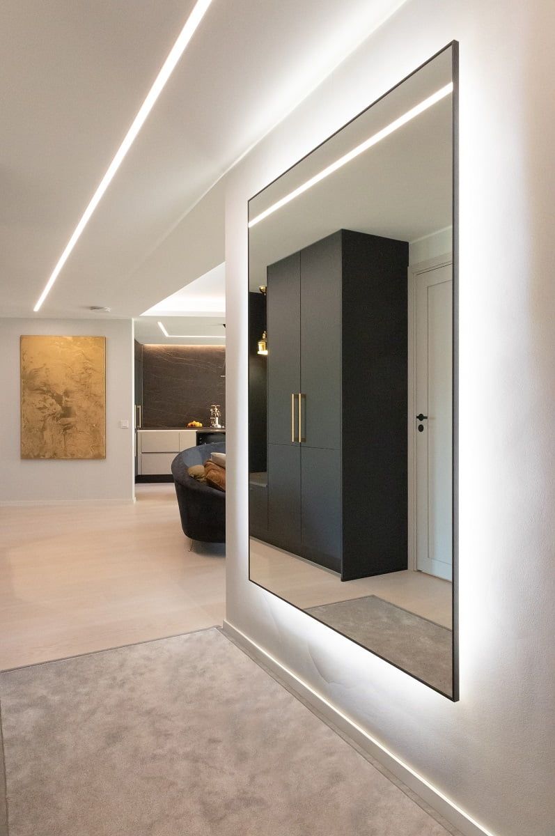 The flat LED strip lighting in the hallway is in the same aluminium profile as the working light in the kitchen. © LedStore