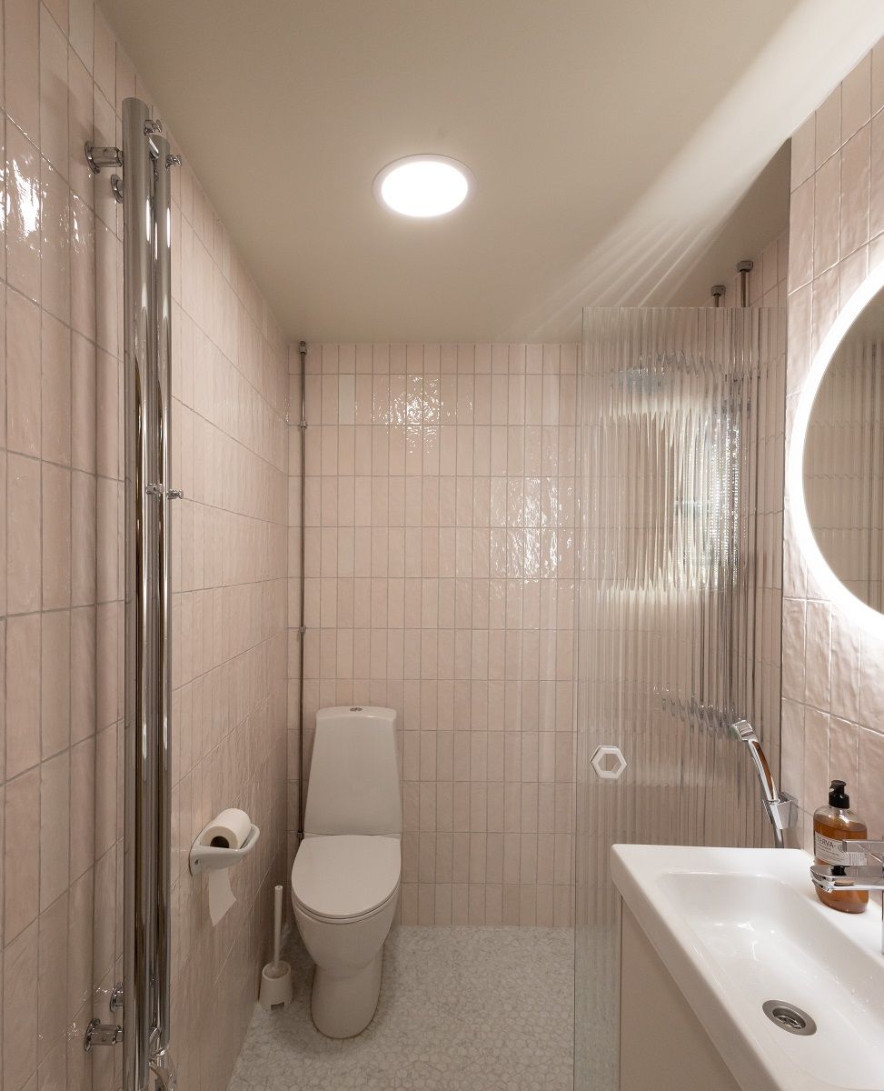 In toilets with a wide opening angle, the flush-mounted ceiling lights up LedStore.fi