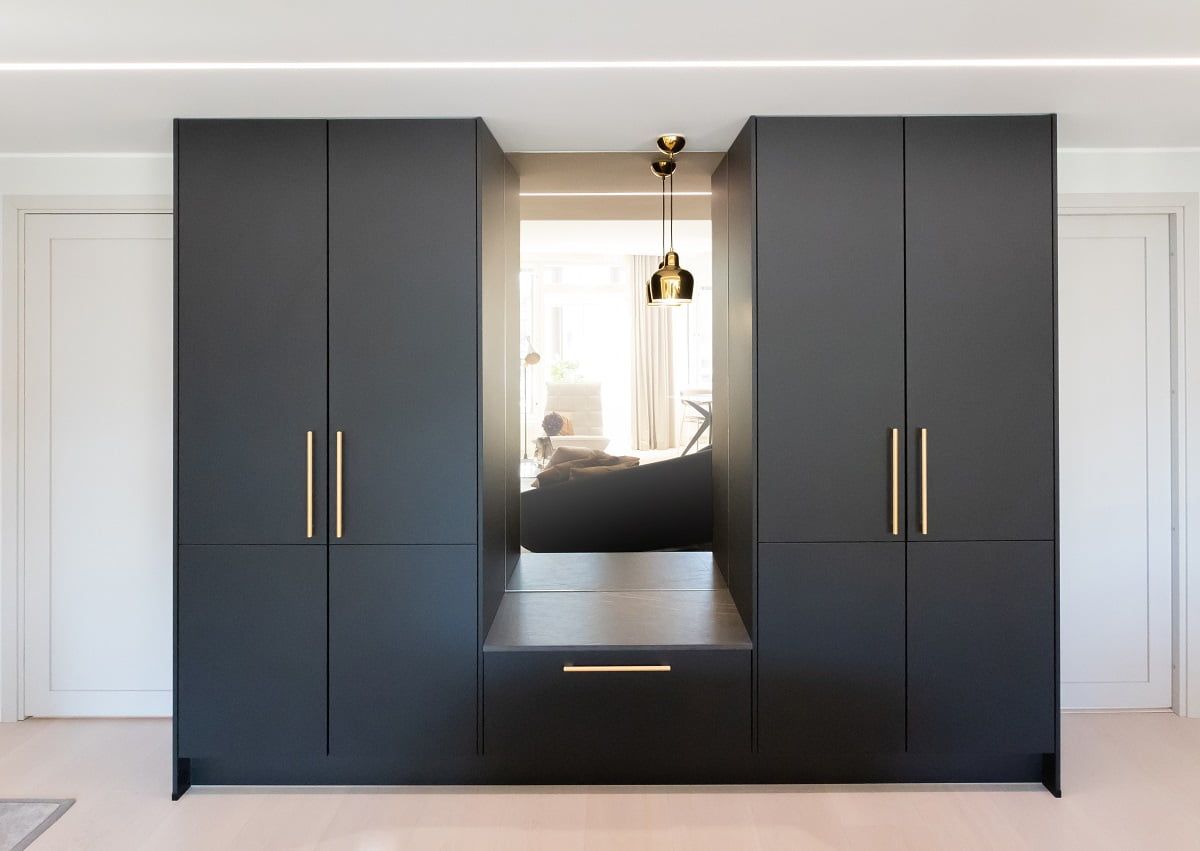 The front of the cupboard is well lit by the LED strip light recessed in the ceiling. © LedStore