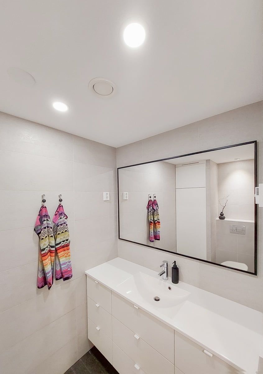 Plafond 160 luminaires illuminate the small toilet. ©LedStore