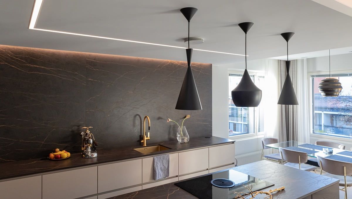 In the kitchen ceiling, the LED strip is in a 44mm flush profile, so it blends in perfectly with the ceiling. © LedStore