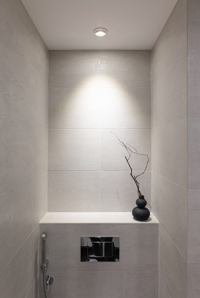 A LED bulb in a frame replacing a GU10 halogen as a highlight towards the back wall. ©LedStore