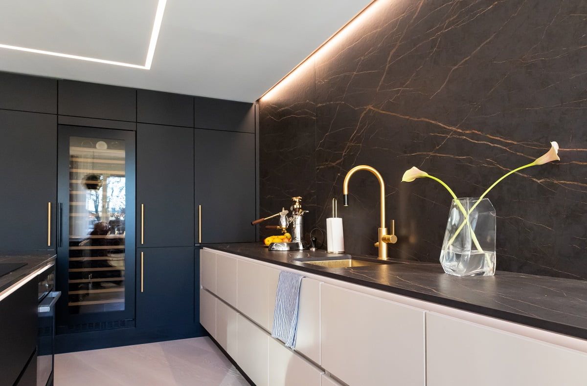 In the kitchen work area, uniform spot lighting in the ceiling and LED strip lighting towards the wall as accent lighting. © LedStore