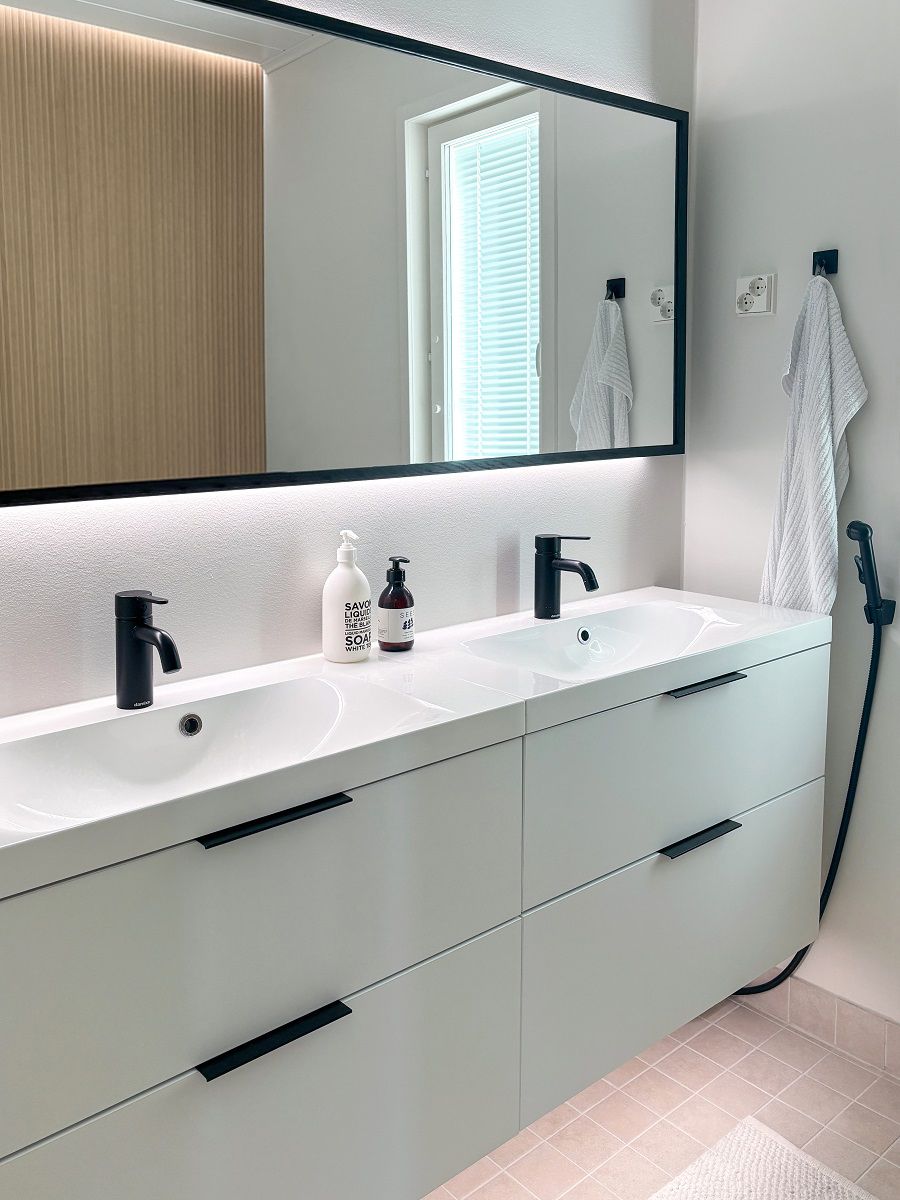 A large light mirror brightens up a room by reflecting light through the walls. The LED strip under the cabinet makes it easy to walk around and clean up, and adds a soft ambience. © LedStore.fi