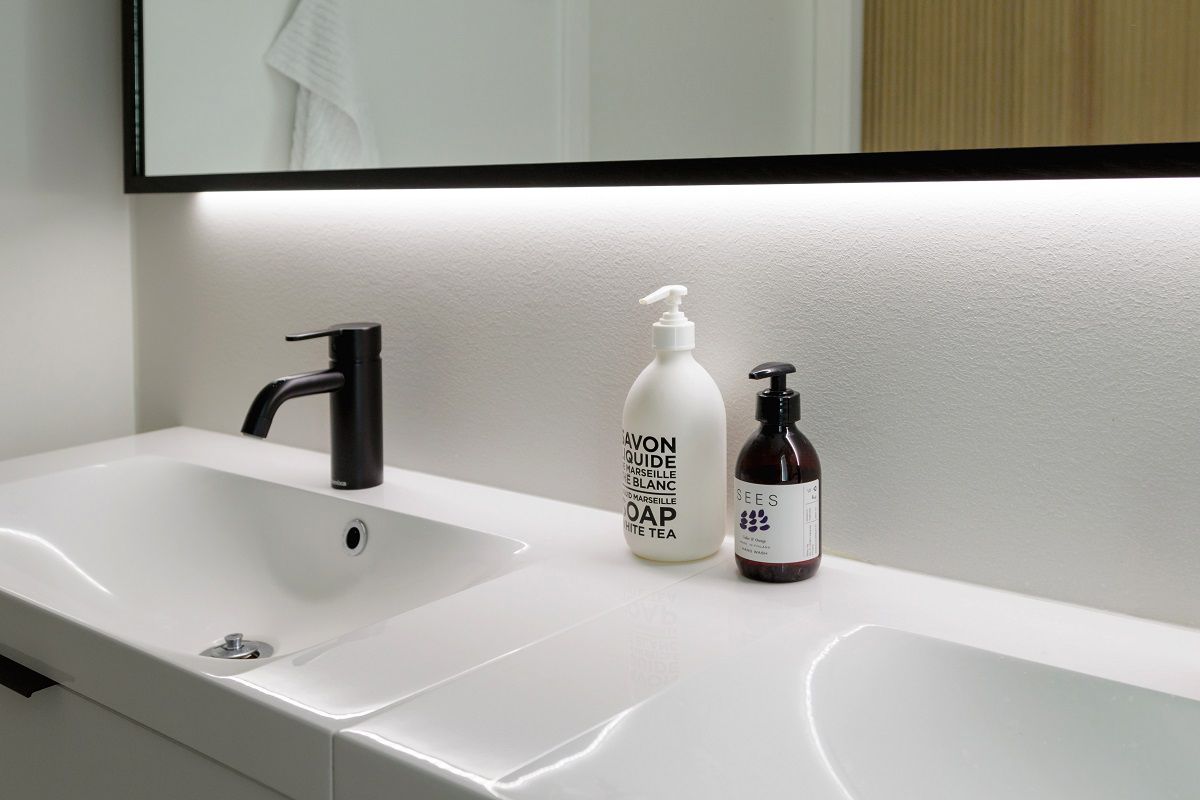 The light at the bottom of the mirror provides a pleasant illumination of the sink © LedStore.fi