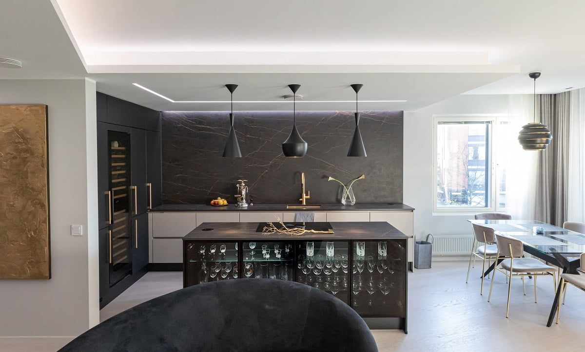 Kitchen lighting with elegant indirect light through the ceiling and a steady light stream through the wall, with a neutral light colour chosen. © LedStore