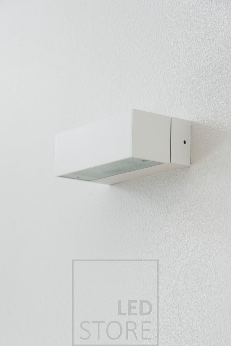 White ANGULAR bi-directional wall lamp. Ideal for illuminating a staircase or a covered terrace for example, to create an atmosphere (IP44). Ledstore.fi