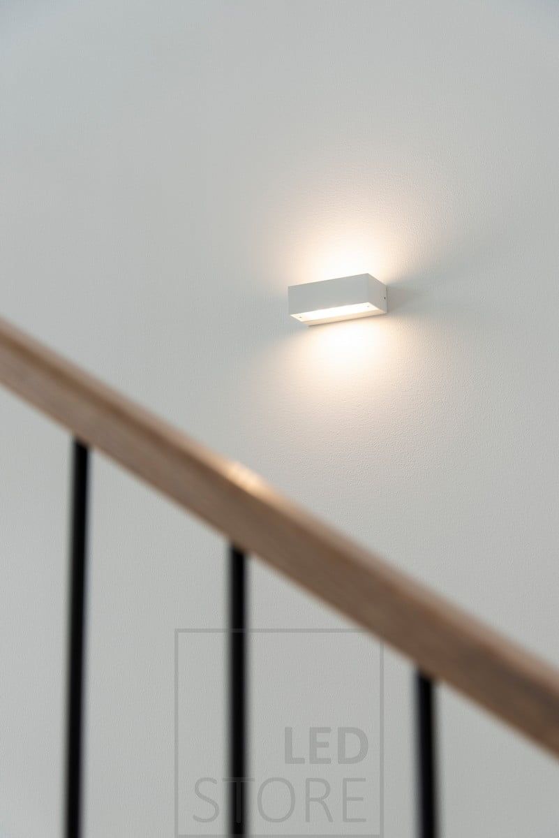 ANGULAR wall lamp, white. Also available in brushed aluminium and one-way lighting only. The light is warm and cosy, 3000 kelvin. Ledstore.fi