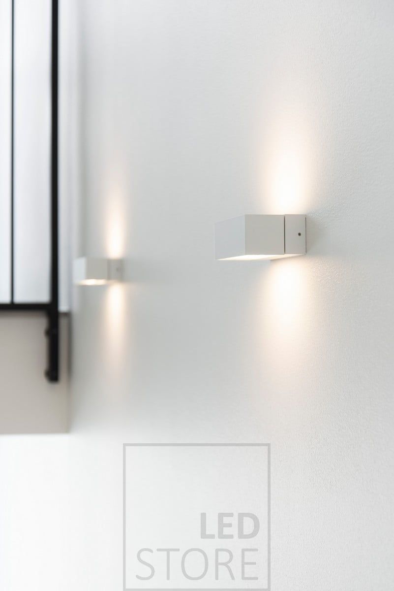 ANGULAR wall lamp, white. Also available in brushed aluminium and one-way lighting only. ANGULAR wall luminaire, also available in one direction only. The light shade is 3000K warm white, corresponding to the shade of halogen. Ledstore.fi
