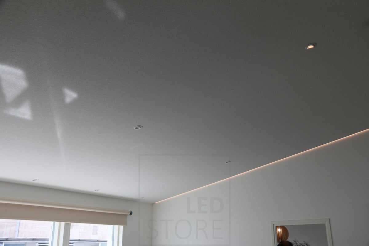 Housing Fair 2018: led profile in a sloping, rising ceiling, at the wall/ceiling interface. 3000K warm light. Ledstore.fi