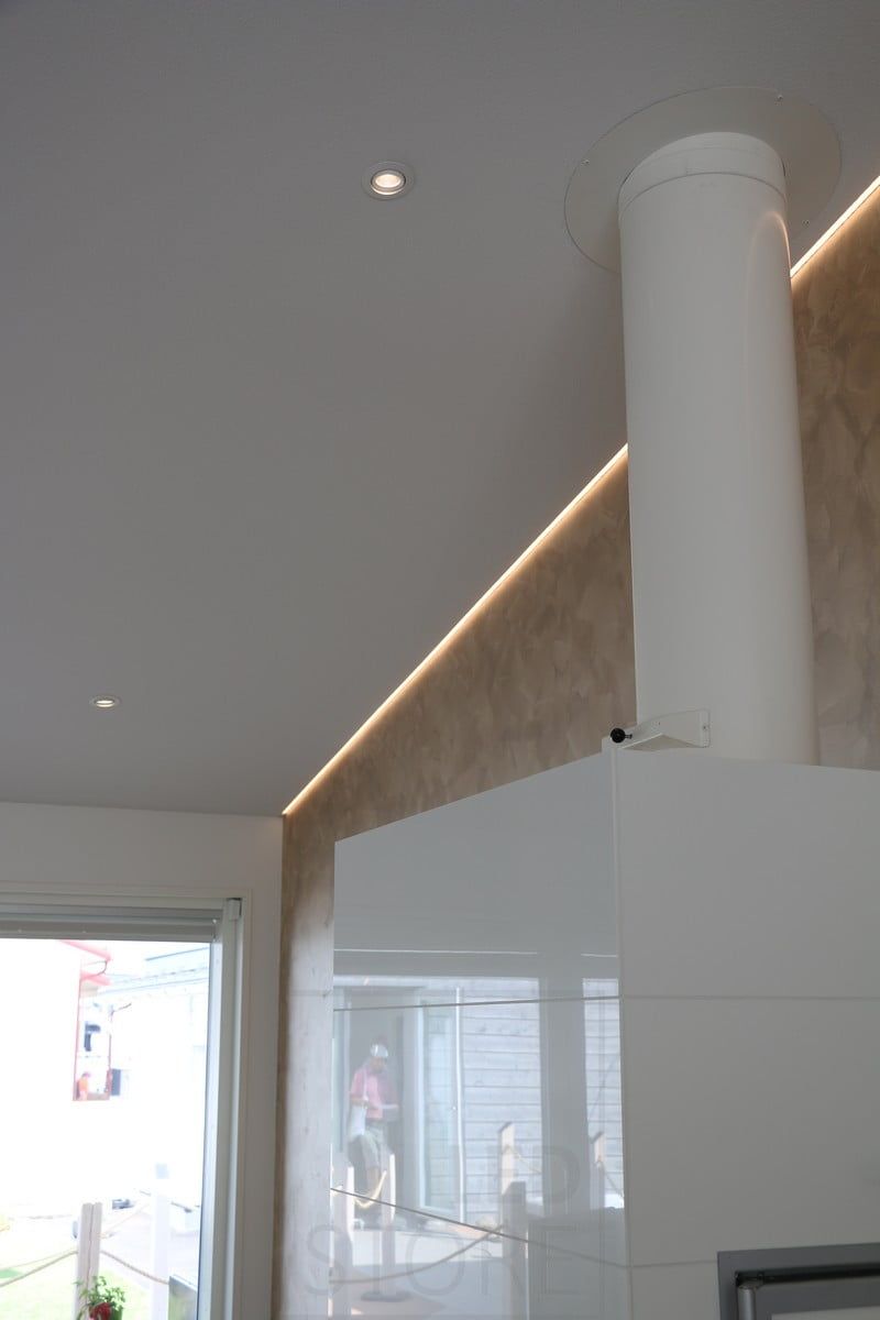 Housing Fair 2018: led profile on a sloping, rising ceiling, at the wall/ceiling interface, behind the fireplace. Ledstore.fi