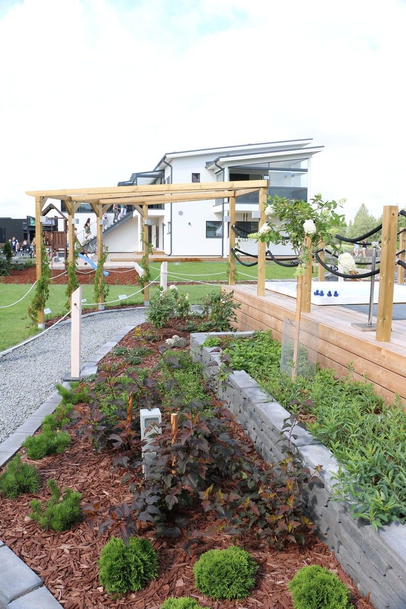 Housing Fair 2018: the Cubic Pillar in a flowerbed. Ledstore.fi