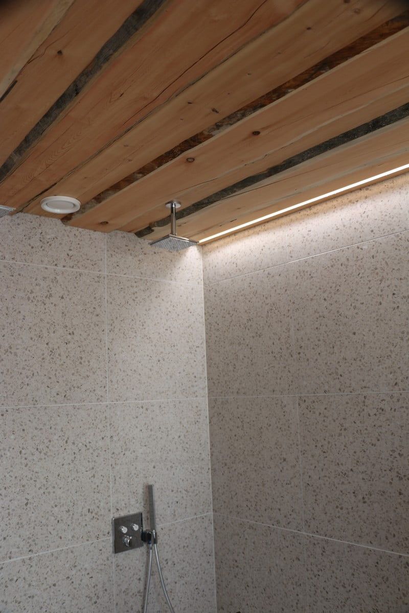Housing Fair 2019: Led ribbon on a Tuppeen sawed ceiling, wall next to it. Ledstore.fi