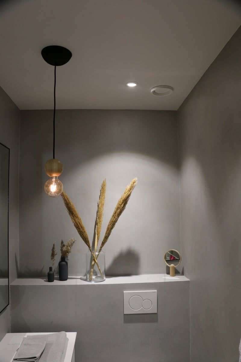Housing Fair 2019: an LED spotlight on the ceiling of the toilet creates a beautiful light pattern on the wall and highlights the shelf. Ledstore.fi