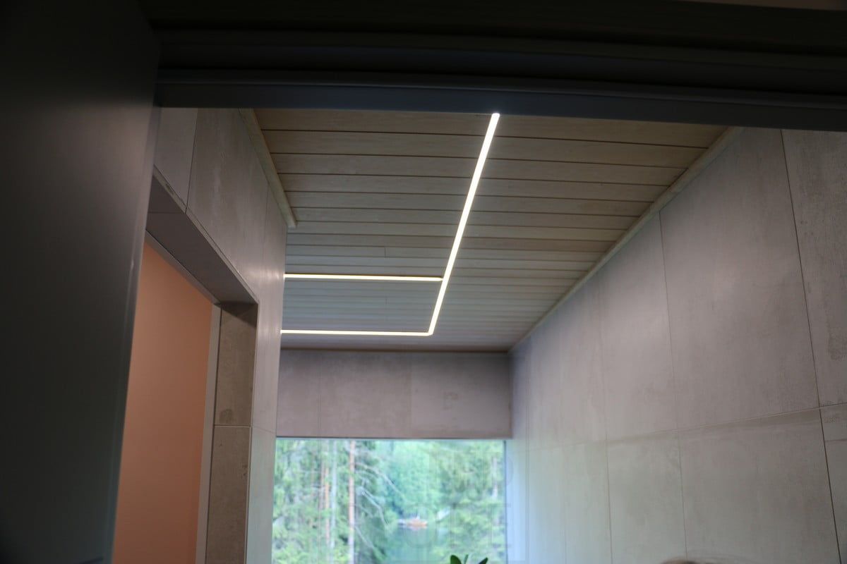 Housing Fair 2019: Led strip on the ceiling, installed in a narrow flush-mounted profile. Ledstore.fi