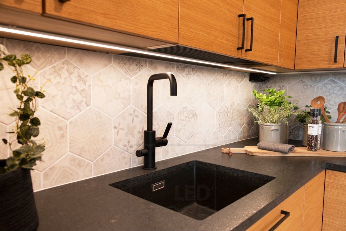 Housing Fair 2020: worktop light in an oak kitchen. Lestore.fi