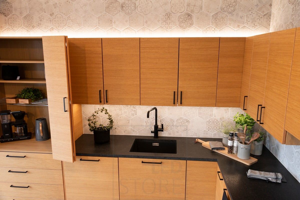 Housing Fair 2020: indirect lights above the kitchen cupboard and illuminating the worktop in the oak kitchen. Ledstore.fi