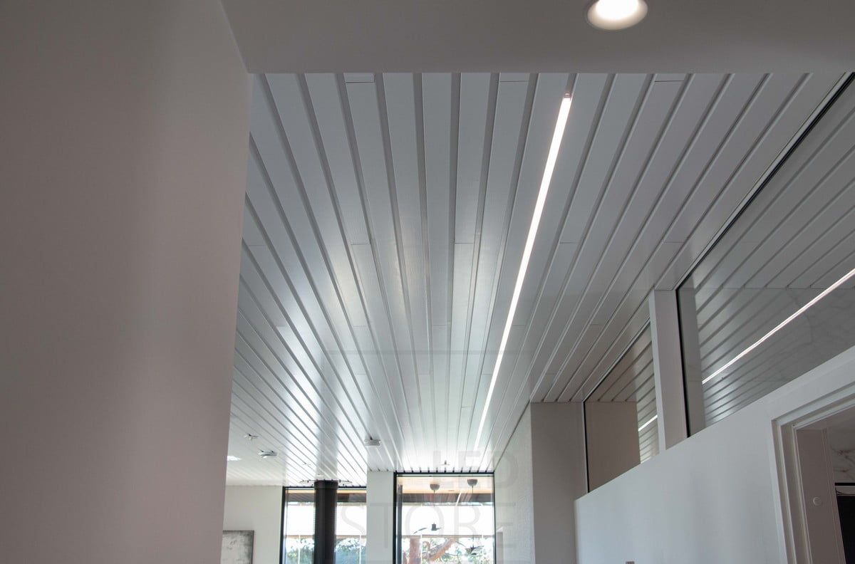 Housing Fair 2022: White led profile embedded in the seam of a ceiling panel in the living room. Ledstore.fi