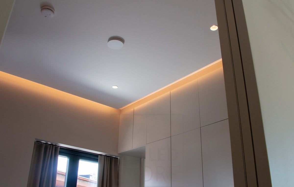 Housing Fair 2022: Atmospheric, indirect light in the bedroom. The light is directed towards the wall and creates the impression of a floating ceiling. Ledstore.fi