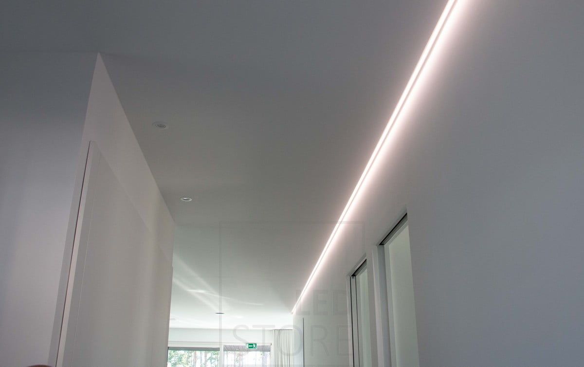 Housing Fair 2022: Indirect light in the corridor between the ceiling and the wall. The lighting is atmospheric and soft. Ledstore.fi
