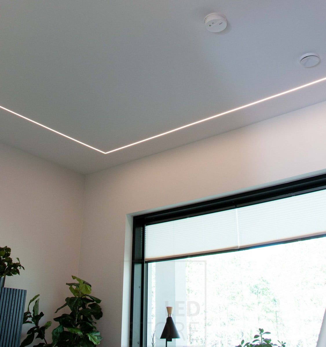 Housing Fair 2022: Narrow led profile embedded in a plaster ceiling in L-shape. Ledstore.fi