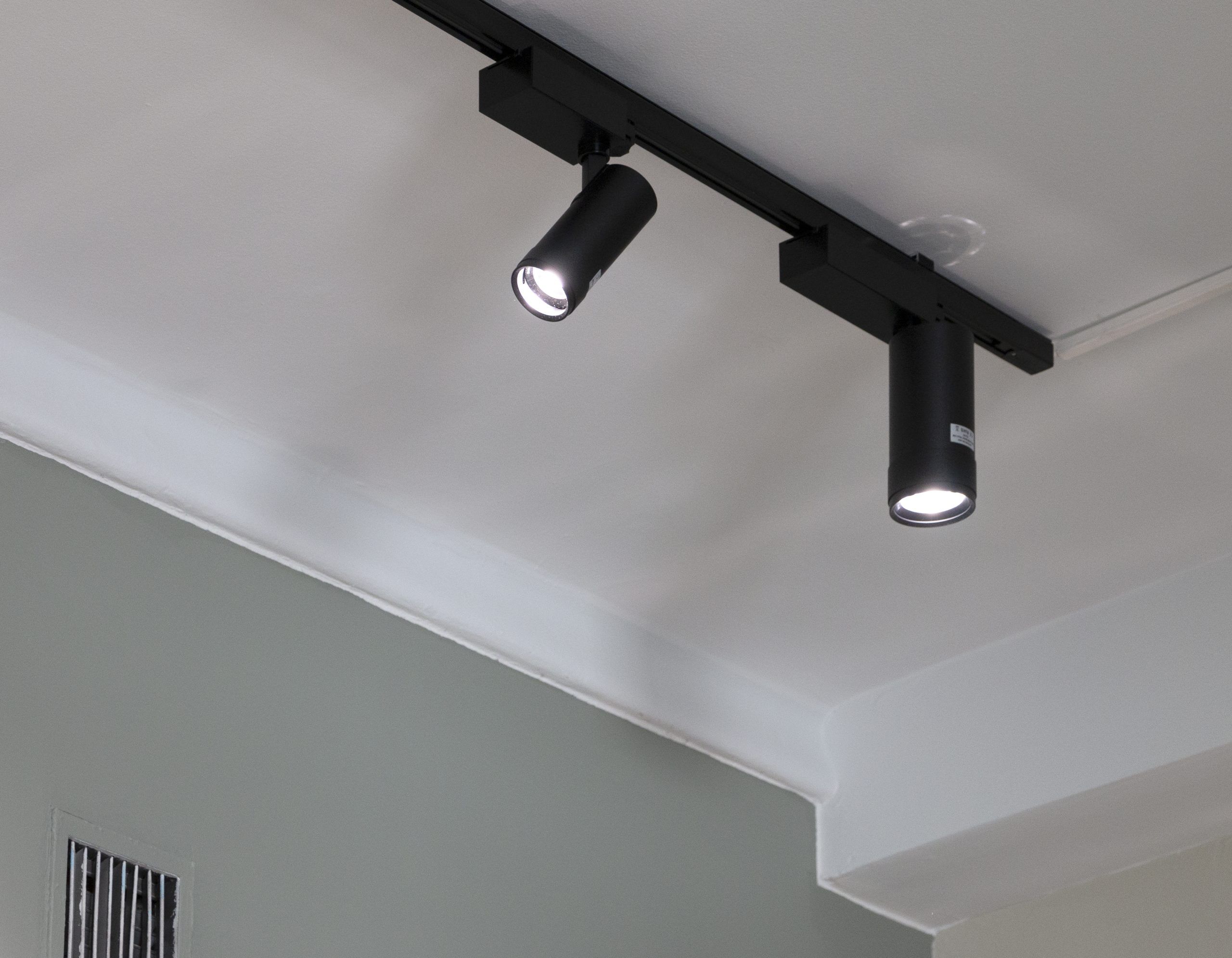 FOKUS track lights, 15W black on the left and 35W black on the right. © LedStore
