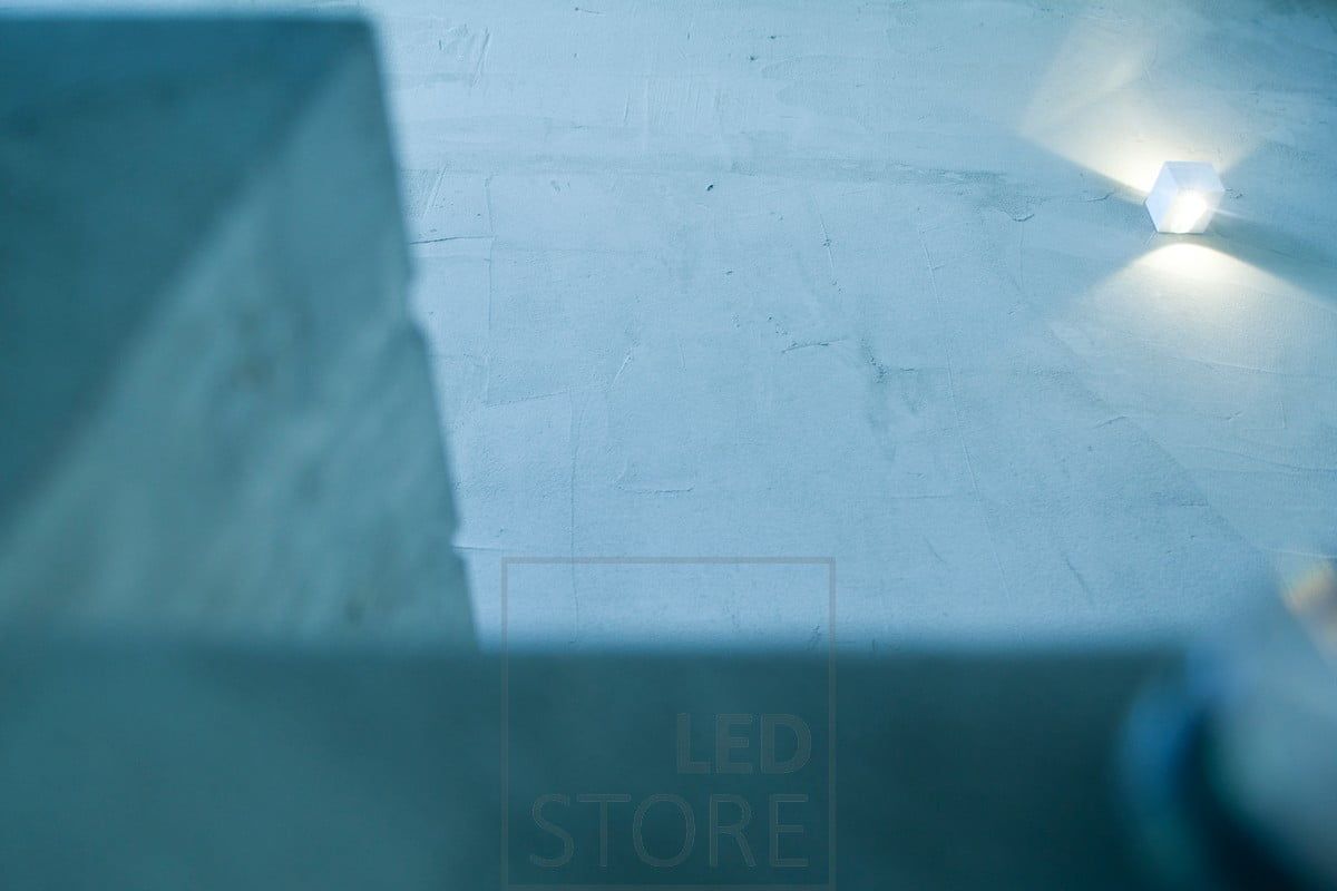 The CUBIC brushed aluminium LED wall light is a sleek and modern design that fits well into Scandinavian interiors. The luminaire also enhances the texture of the micro-cement wall. Ledstore.fi