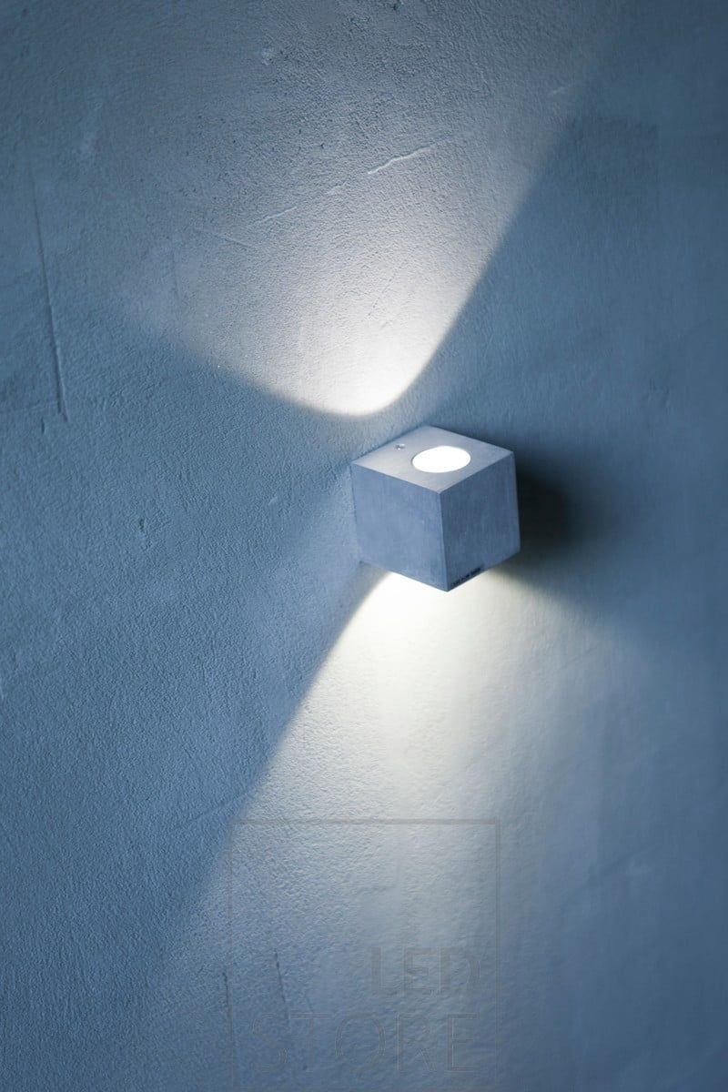 The CUBIC wall light in brushed aluminium has a sleek and modern design that fits well into Scandinavian interiors. The luminaire also enhances the texture of the micro-cement wall. Ledstore.fi