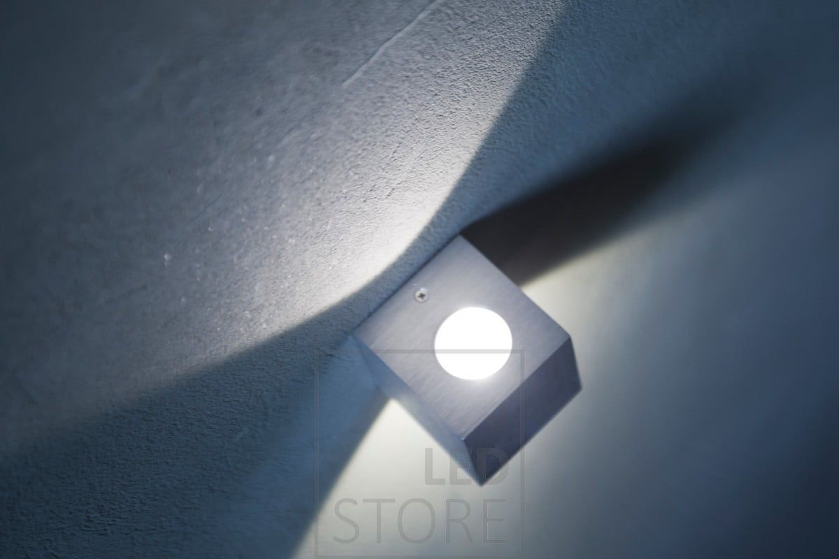 CUBIC is a graceful and modern design that fits well into Scandinavian interiors. The luminaire also enhances the texture of the micro-cement wall. Ledstore.fi