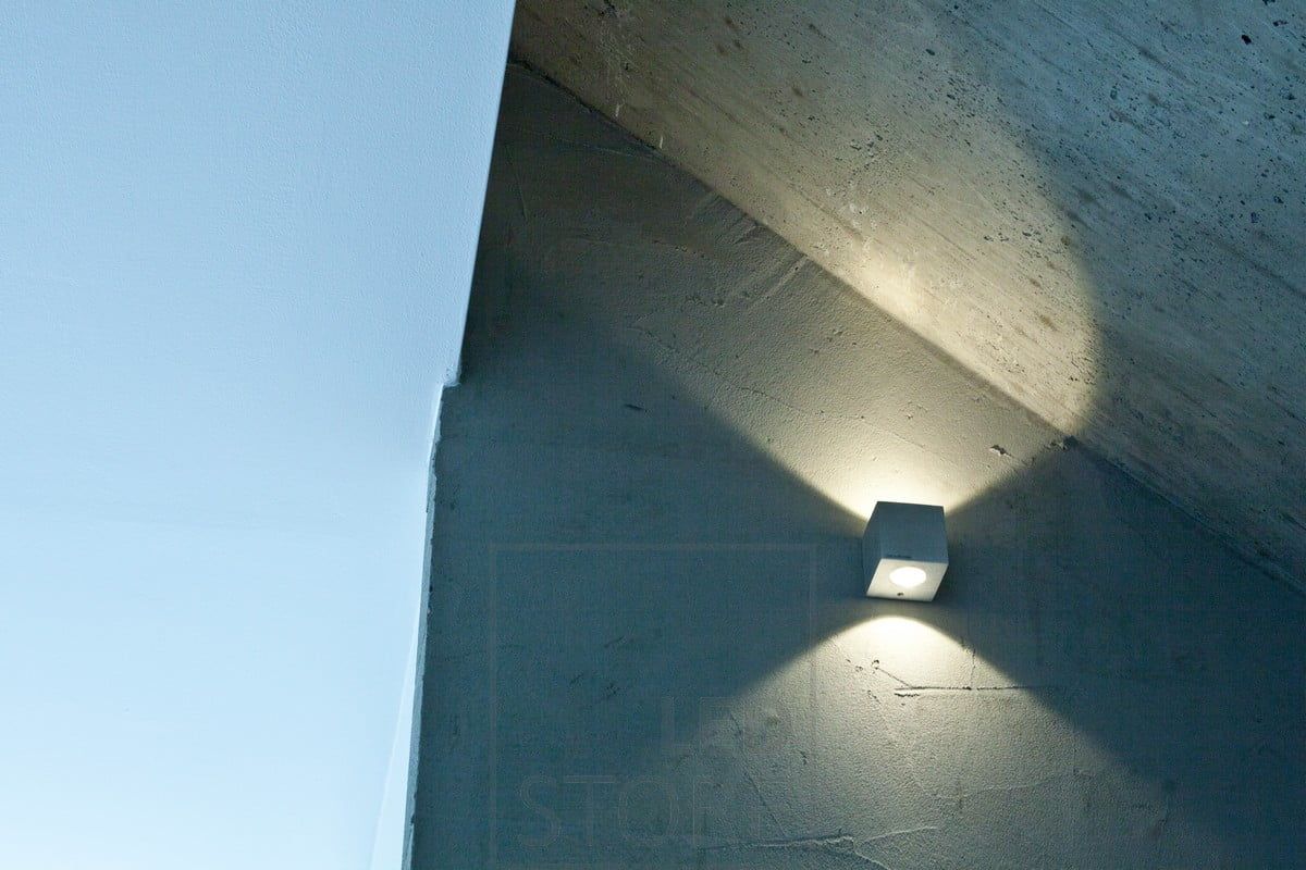 CUBIC is a graceful and modern design that fits well into Scandinavian interiors. It also enhances the texture of the wall. Ledstore.fi