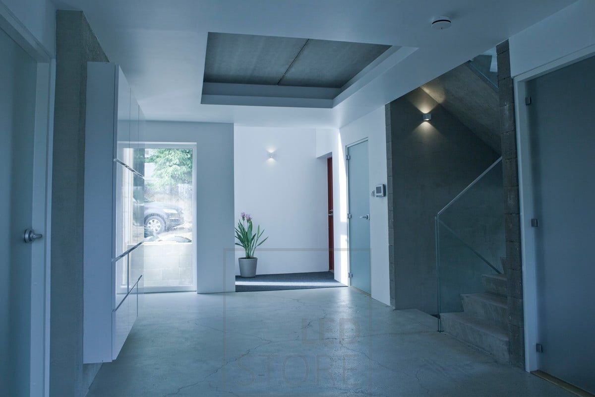In the hallway, two-way LED wall lights for mood lighting. CUBIC has a sleek and modern design and fits well into Scandinavian interiors. Ledstore.fi