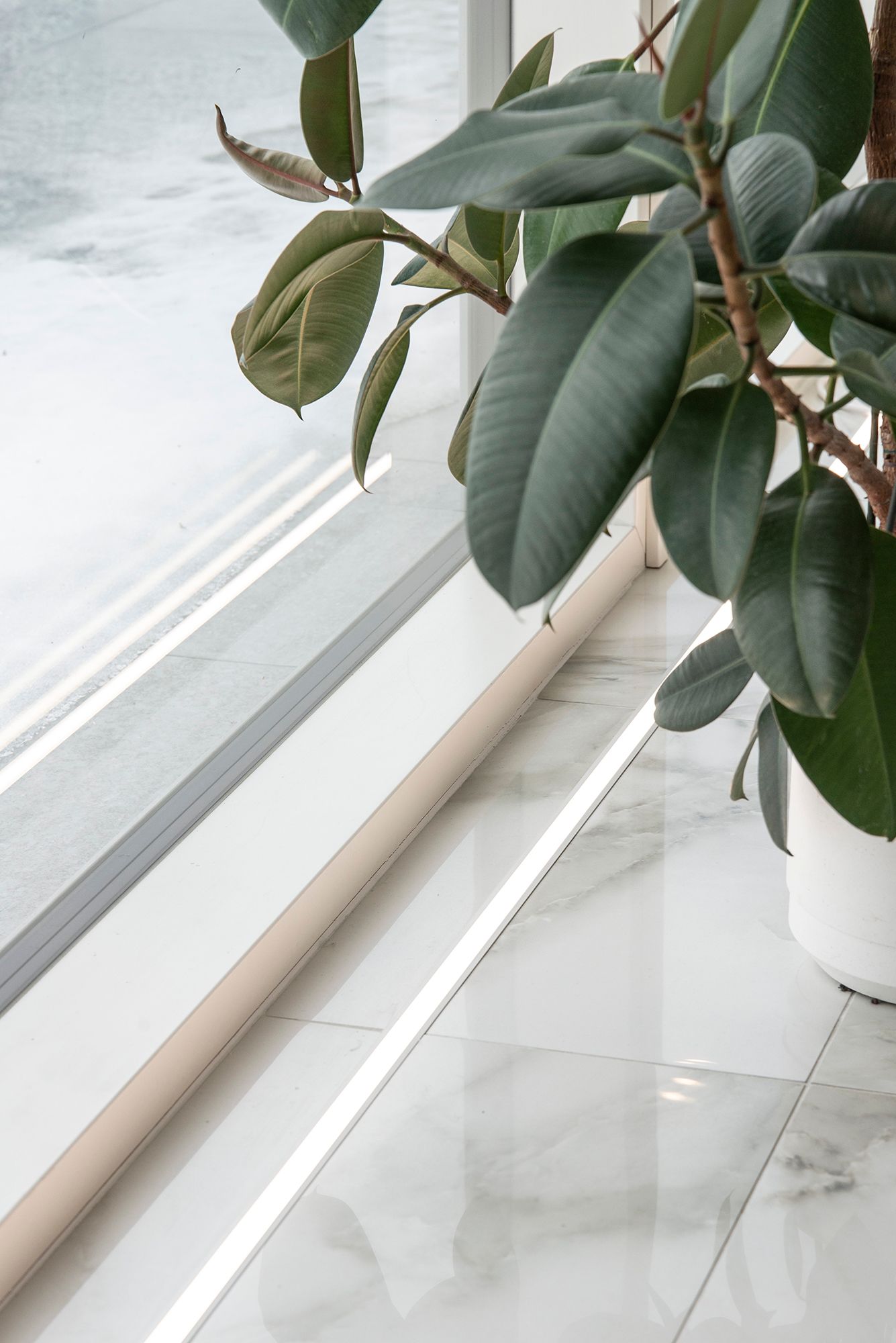 In front of the windows, the floor is accentuated by a LED ribbon in the uppermost profile. The led strip on the floor also highlights the beautiful marble tile. Ledstore.fi