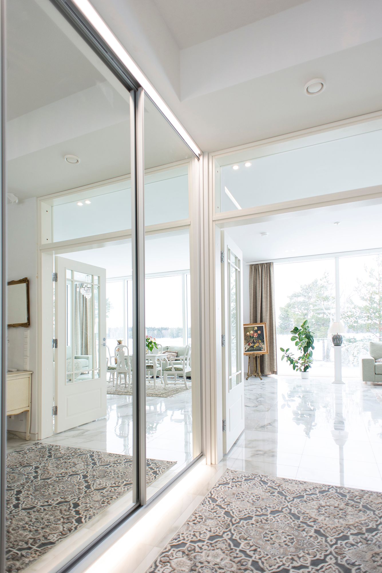 Led strips at the base of the hallway cupboard and above the mirror. Providing beautiful indirect light that is pleasing to the eye. Ledstore.fi