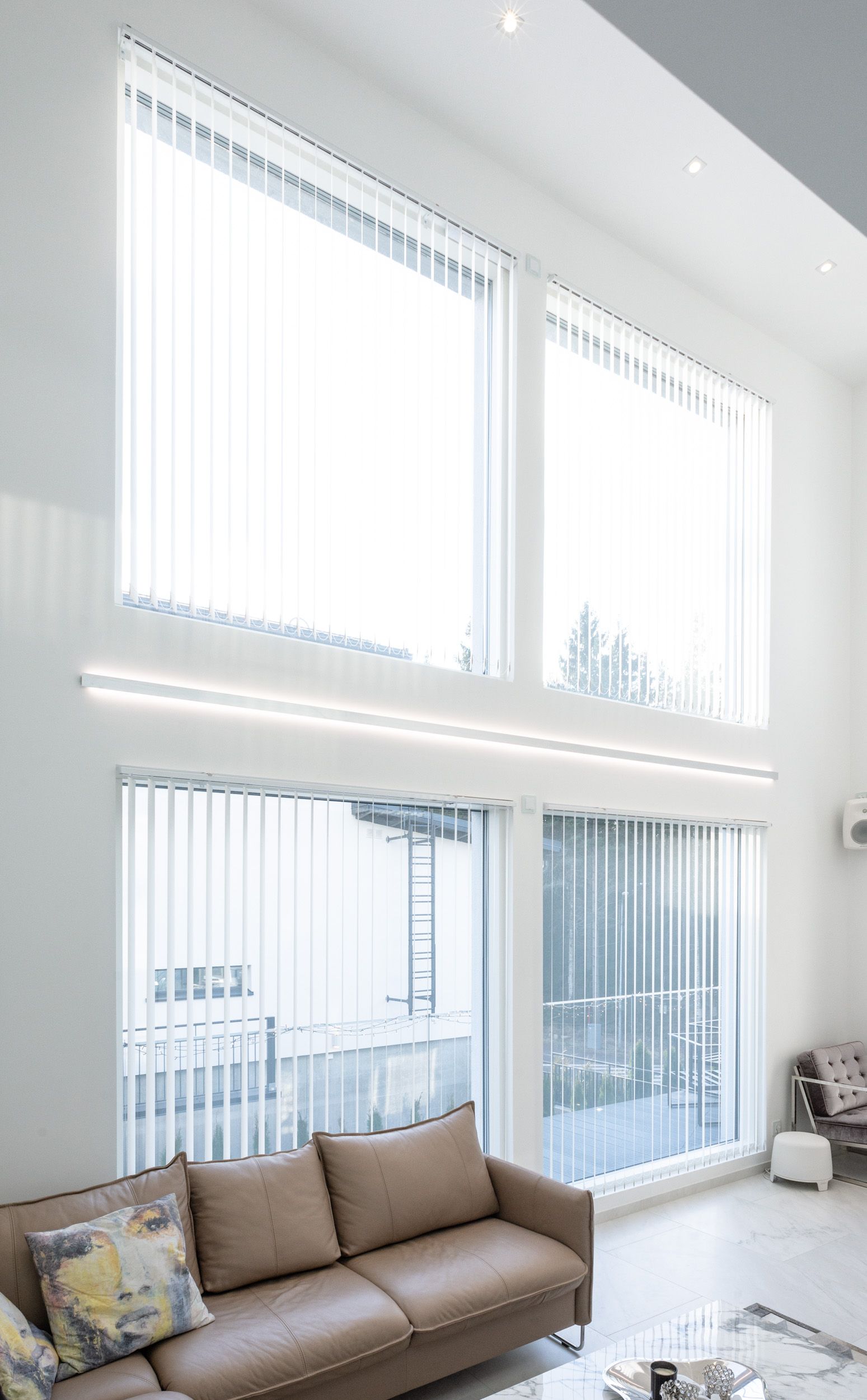 Two-way illuminated indirect 2 aluminium profile mounted on the wall. In addition, downlights on the ceiling.