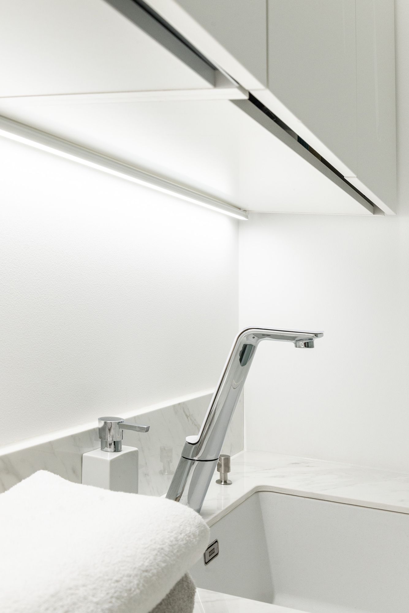 In the utility room, in the corner of the cupboard and the wall, in a high surface profile, an LED strip brings light to the level. Ledstore.fi