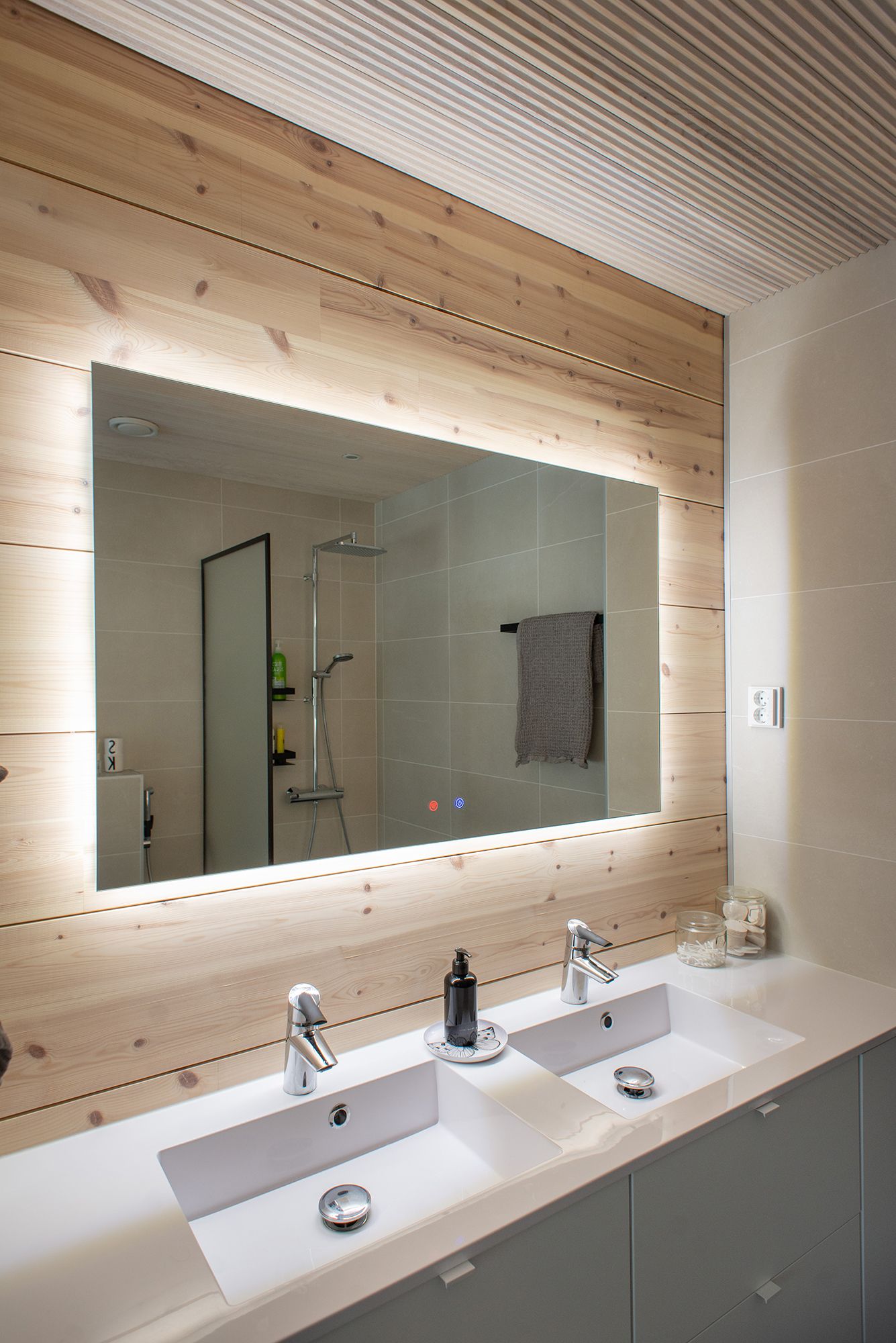 In the bathroom, light from behind a 1200mmx750mm light mirror highlights the beautiful wood panelling and illuminates the level. Ledstore.fi