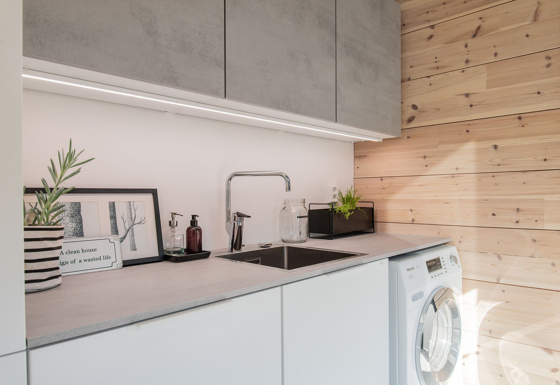 Led profile mounted on a surface profile to bring light to the worktop. Ledstore.fi