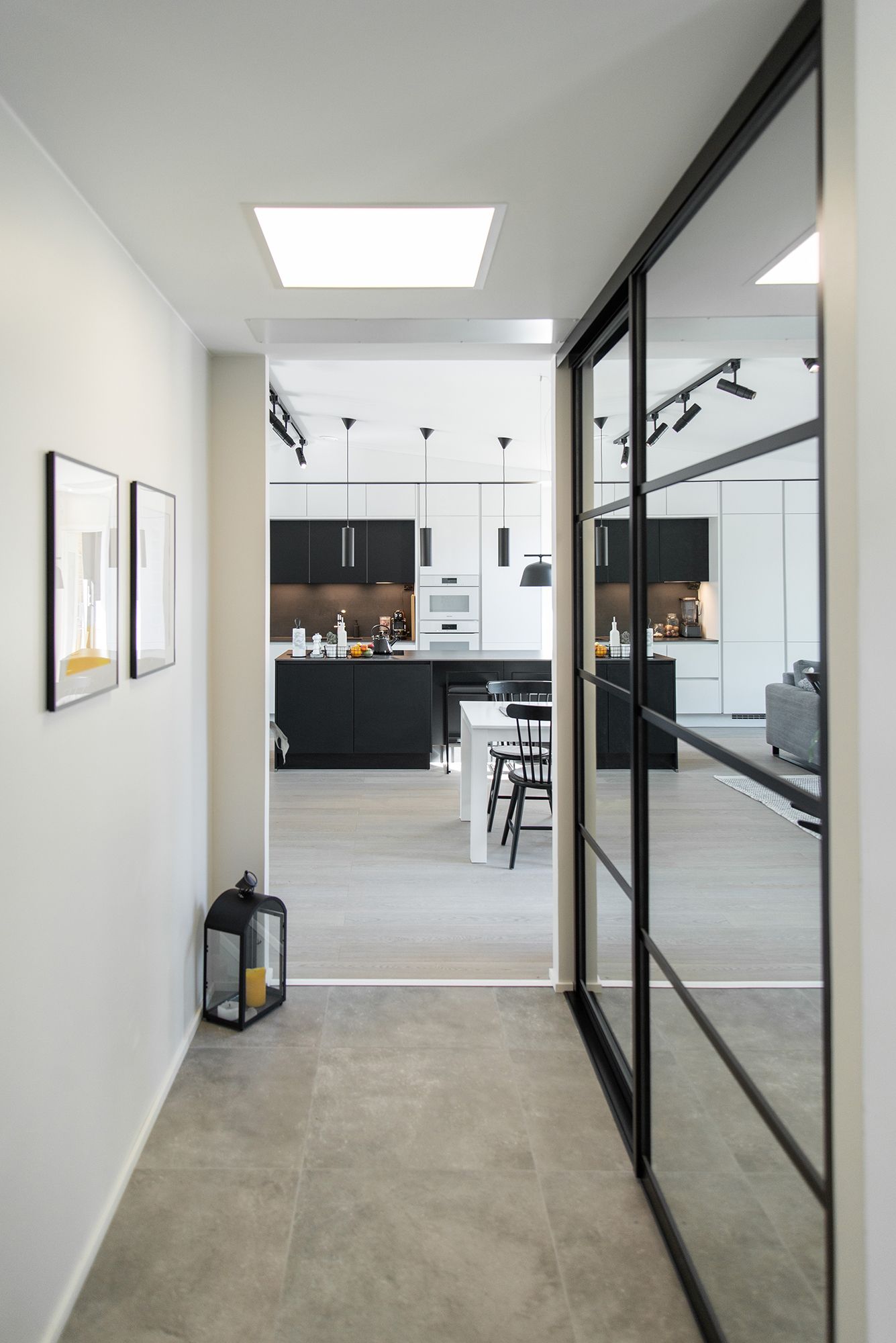 A panel light fixture in the hallway resembling a skylight. Ledstore.fi