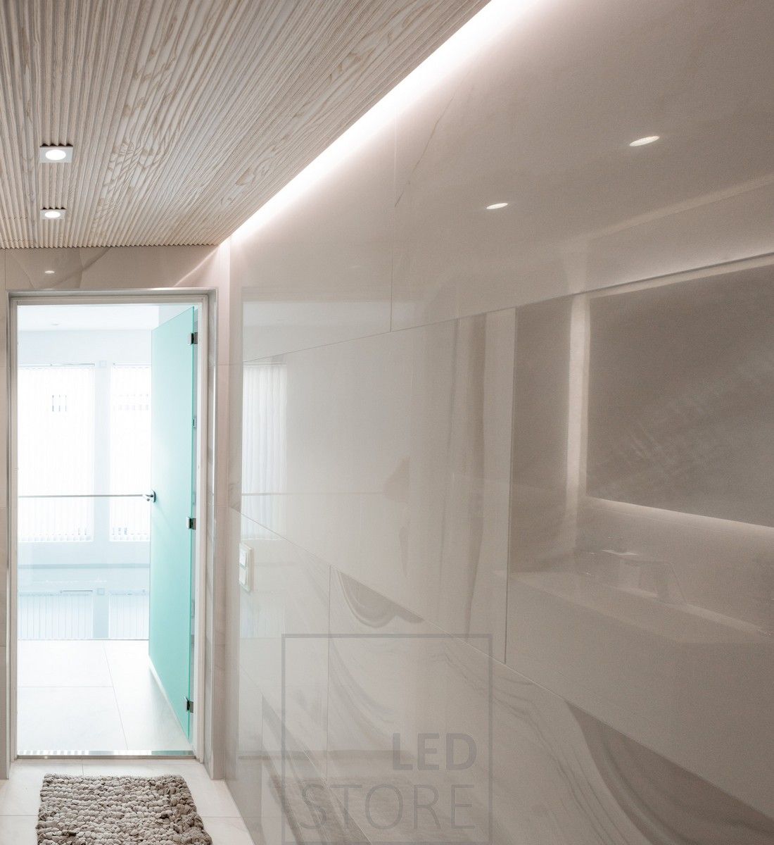 In the bathroom, indirect lighting creates a spa atmosphere. Underlights are Kantti spots. Ledstore.fi
