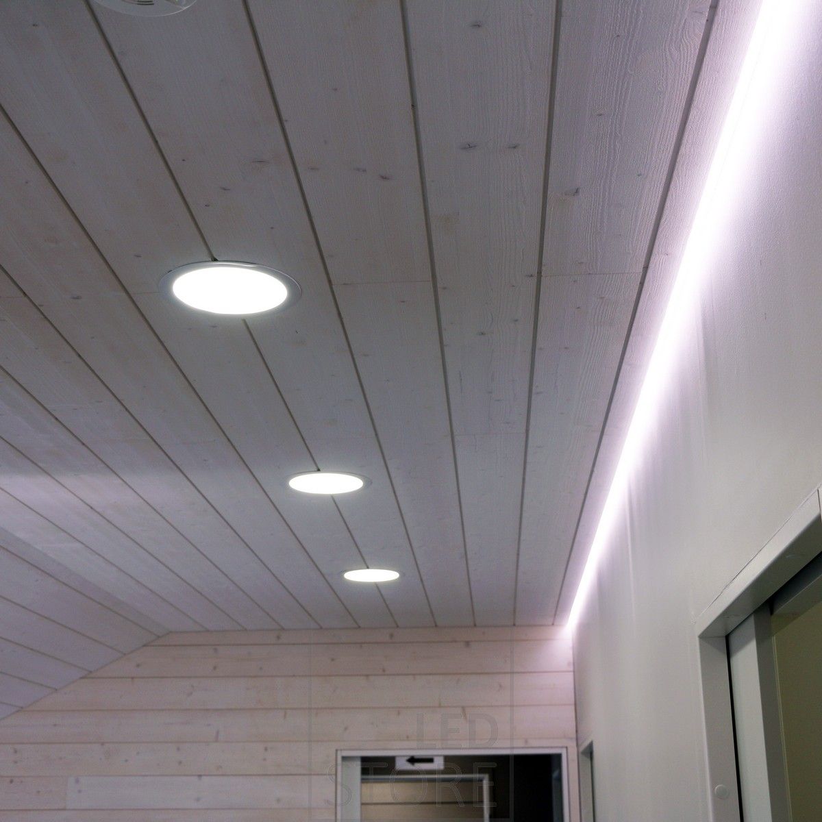 Atmospheric indirect lighting combined with wide-illuminating Plafondi luminaires. Ledstore.fi