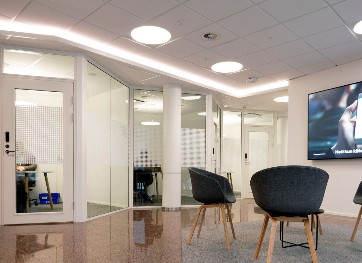 The lighting of the corridor is provided by an LED strip on the downstairs lip, creating an atmospheric indirect light. General lighting implemented with recessed Plafondi luminaires.